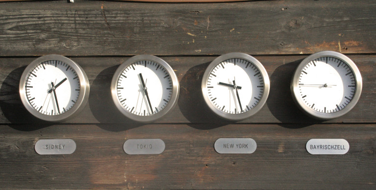 Vier Uhren am Eingang des Almbad Sillberghaus, die Uhr für Sillberghaus hat keine Zeiger - Entschleunigung Pur
