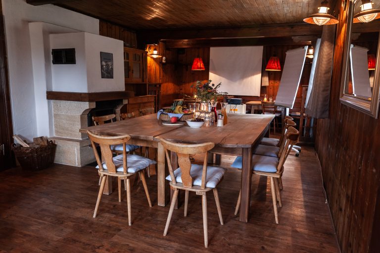 Typische Hüttenmöbel im gemütlichen Kaminzimmer - bereit zur Tagung im Almbad Sillberghaus