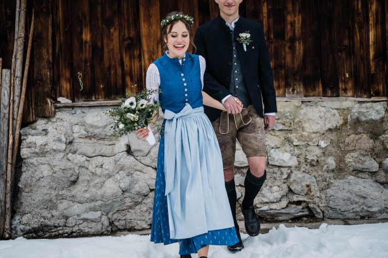 Wir gehen nun gemeinsam durchs Leben - das Brautpaar im Schnee vorm Almbad Sillberghaus